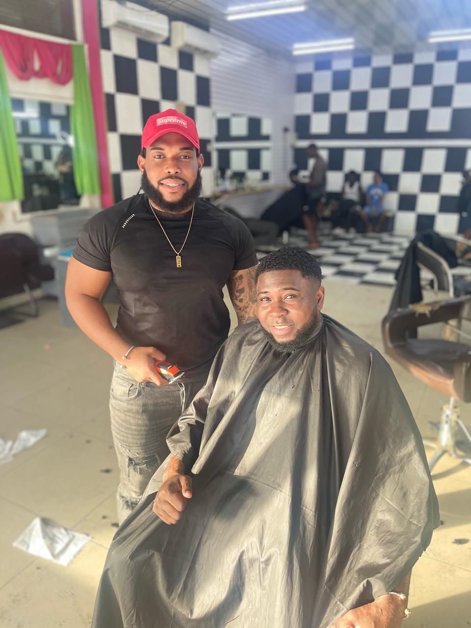 Barber Lavienio aan het werk