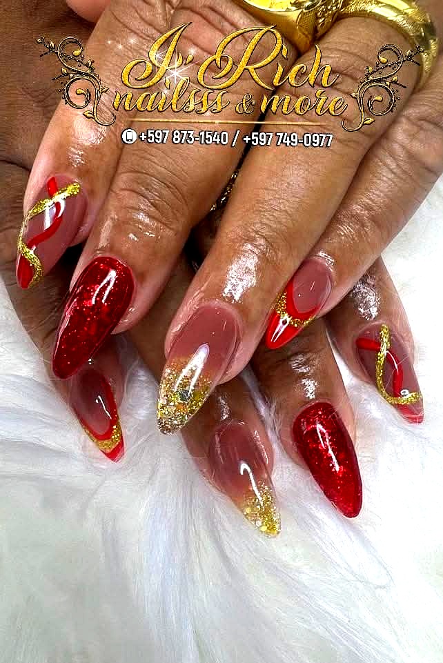 Rode en gouden nagels