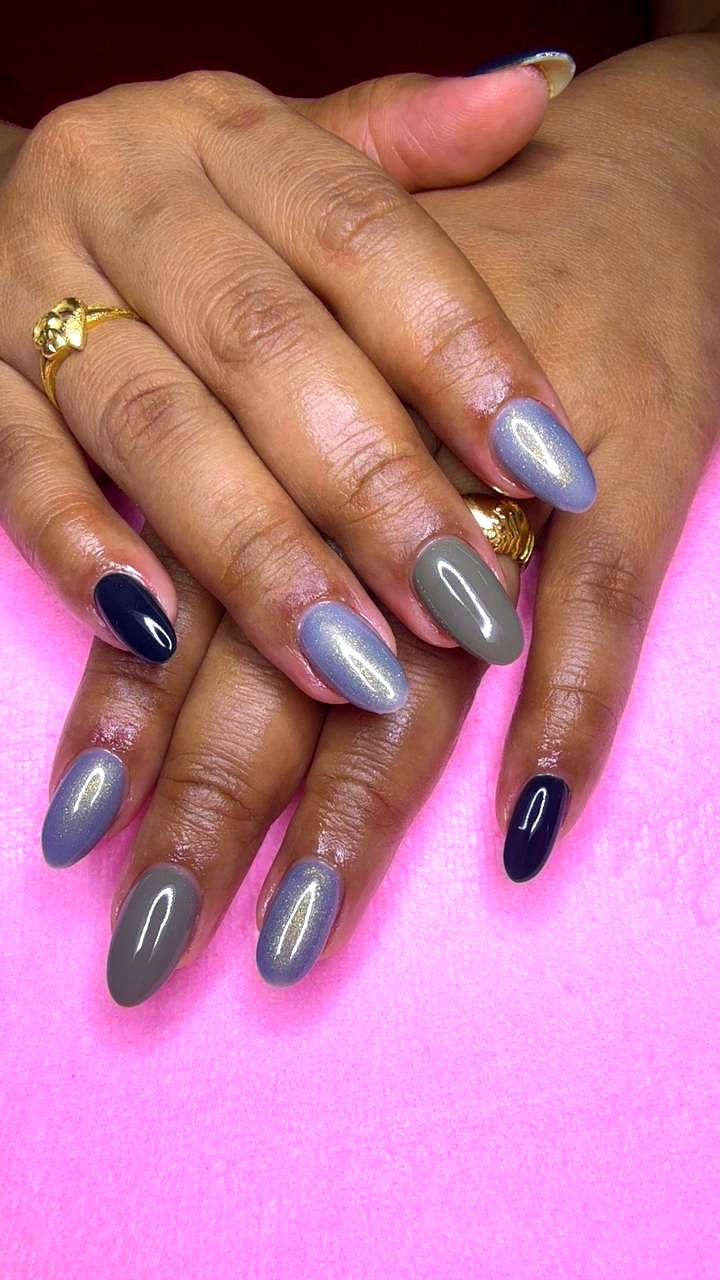 Grijze en blauwe nagels