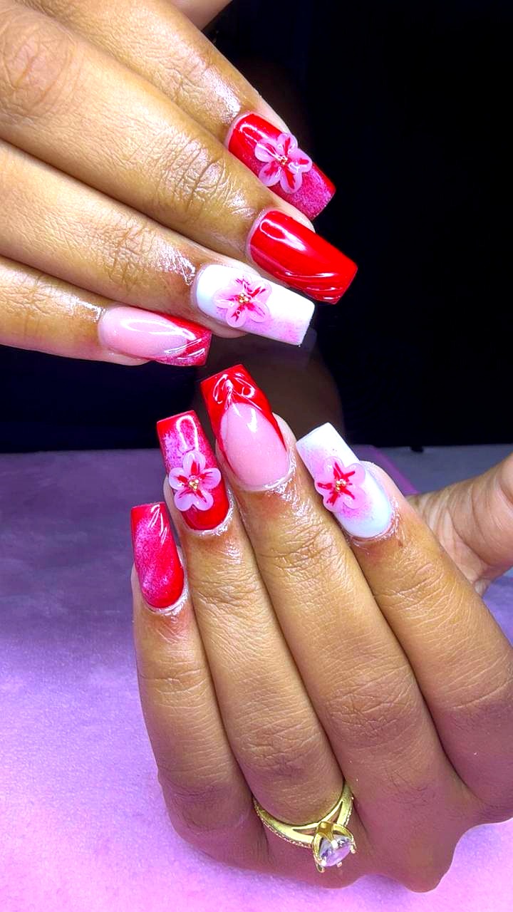 Rode bloemen nail art